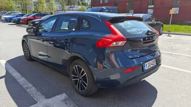 Sininen Viistoperä, Volvo V40 – YJU-422
