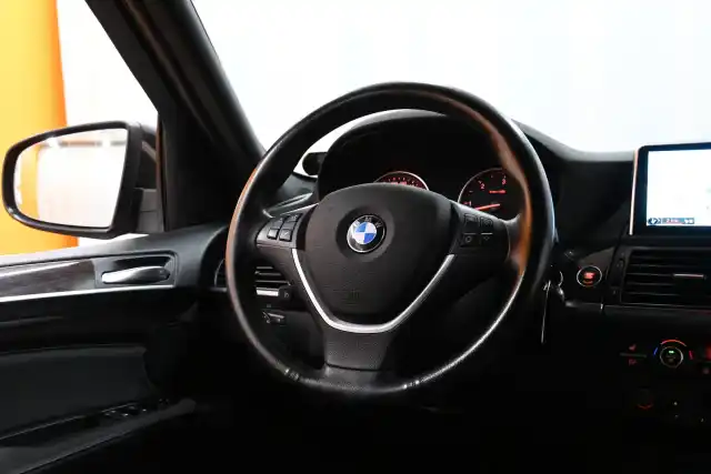 Musta Maastoauto, BMW X5 – YJV-670