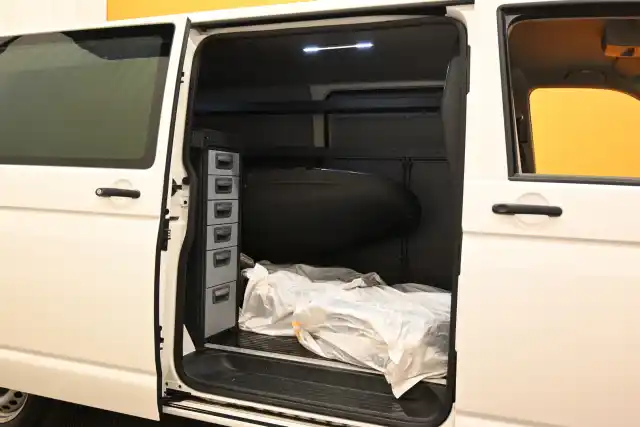 Valkoinen Pakettiauto, Volkswagen Transporter – YJV-907