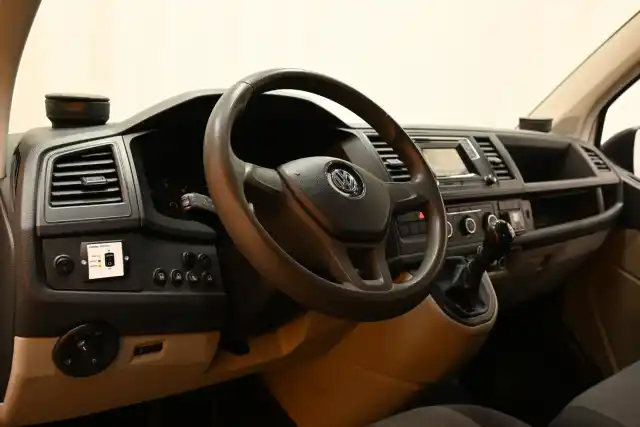 Valkoinen Pakettiauto, Volkswagen Transporter – YJV-907