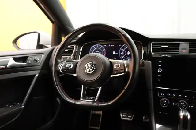 Valkoinen Viistoperä, Volkswagen Golf – YJY-139