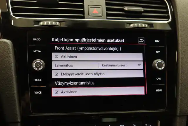 Valkoinen Viistoperä, Volkswagen Golf – YJY-139