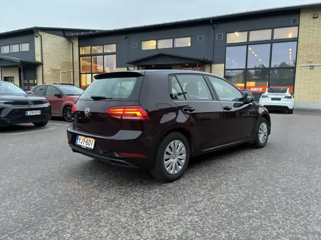 Musta Viistoperä, Volkswagen Golf – YJY-601