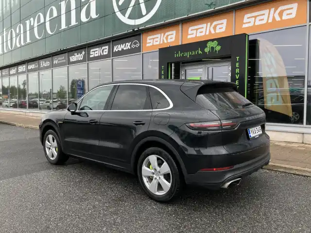 Musta Maastoauto, Porsche Cayenne – YKA-349