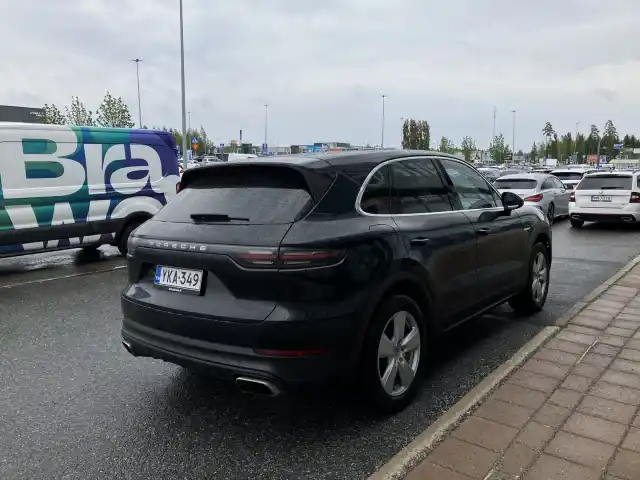 Musta Maastoauto, Porsche Cayenne – YKA-349