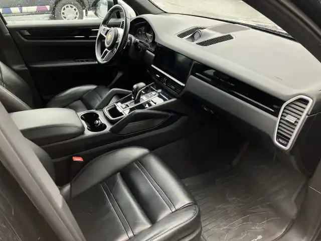 Musta Maastoauto, Porsche Cayenne – YKA-349
