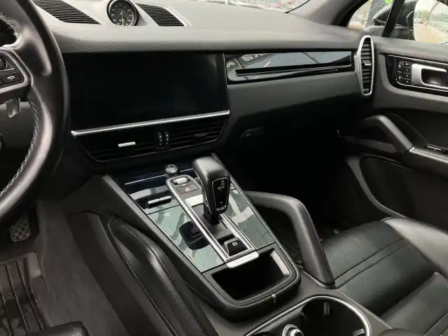 Musta Maastoauto, Porsche Cayenne – YKA-349