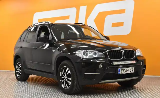 Musta Maastoauto, BMW X5 – YKA-464