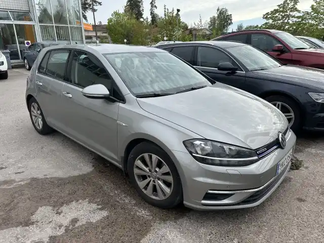 Harmaa Viistoperä, Volkswagen Golf – YKC-258