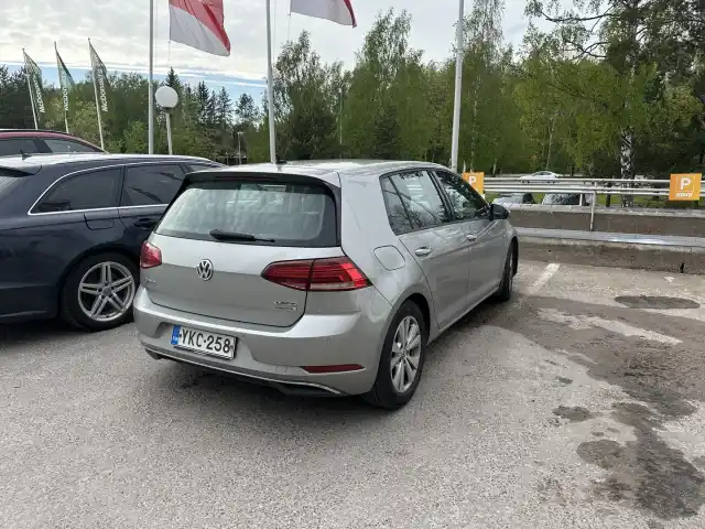 Harmaa Viistoperä, Volkswagen Golf – YKC-258