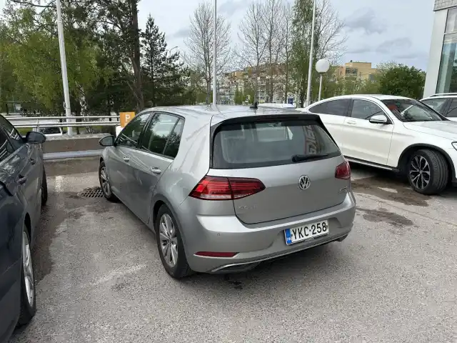 Harmaa Viistoperä, Volkswagen Golf – YKC-258