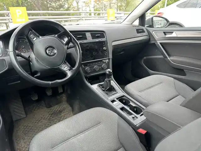 Harmaa Viistoperä, Volkswagen Golf – YKC-258
