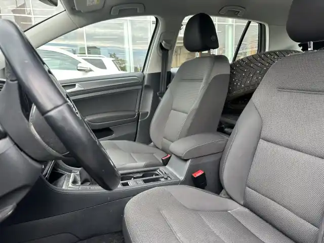 Harmaa Viistoperä, Volkswagen Golf – YKC-258