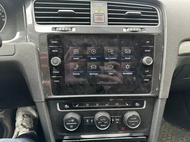 Harmaa Viistoperä, Volkswagen Golf – YKC-258