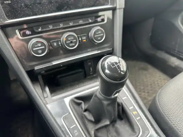 Harmaa Viistoperä, Volkswagen Golf – YKC-258