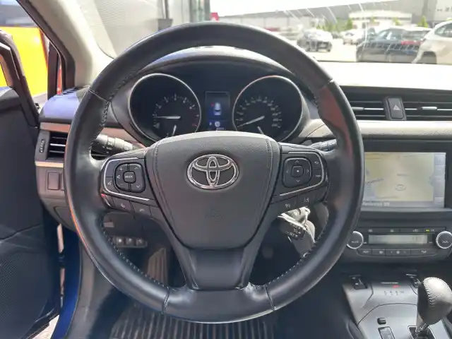 Sininen Farmari, Toyota Avensis – YKC-974