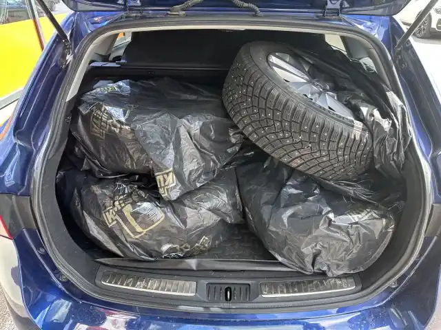 Sininen Farmari, Toyota Avensis – YKC-974