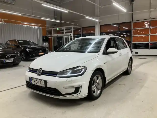 Valkoinen Viistoperä, Volkswagen Golf – YKE-140