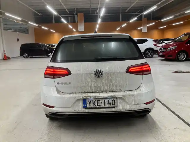 Valkoinen Viistoperä, Volkswagen Golf – YKE-140