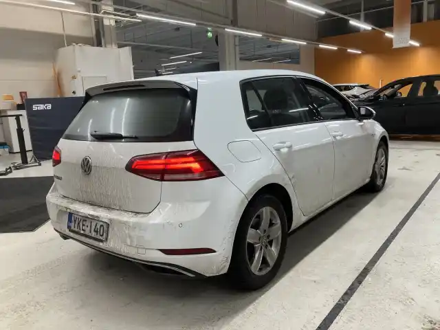 Valkoinen Viistoperä, Volkswagen Golf – YKE-140