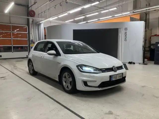 Valkoinen Viistoperä, Volkswagen Golf – YKE-140