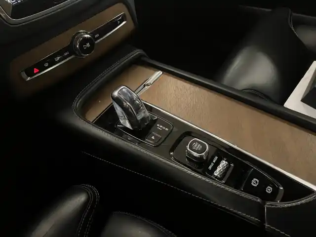 Harmaa Maastoauto, Volvo XC90 – YKE-442