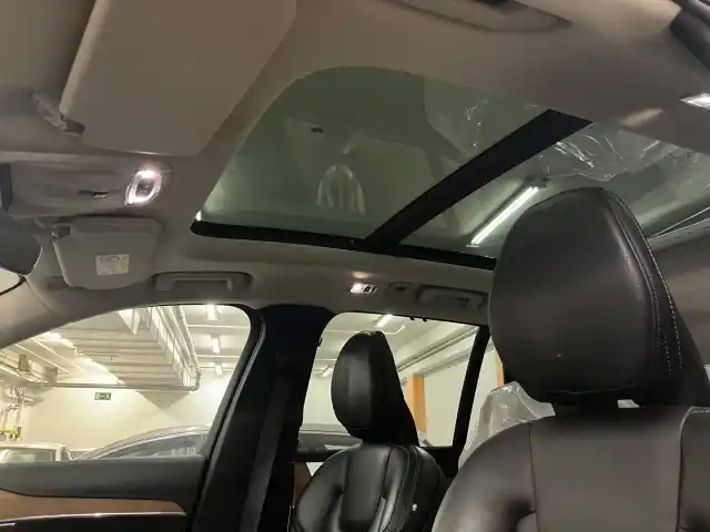 Harmaa Maastoauto, Volvo XC90 – YKE-442