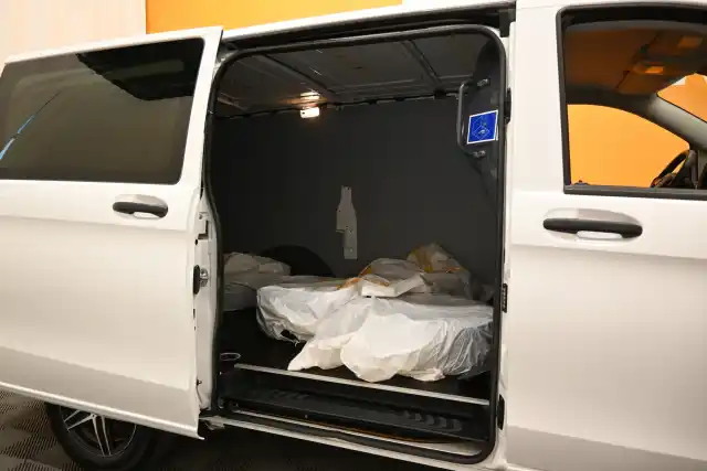 Valkoinen Pakettiauto, Mercedes-Benz Vito – YKE-479