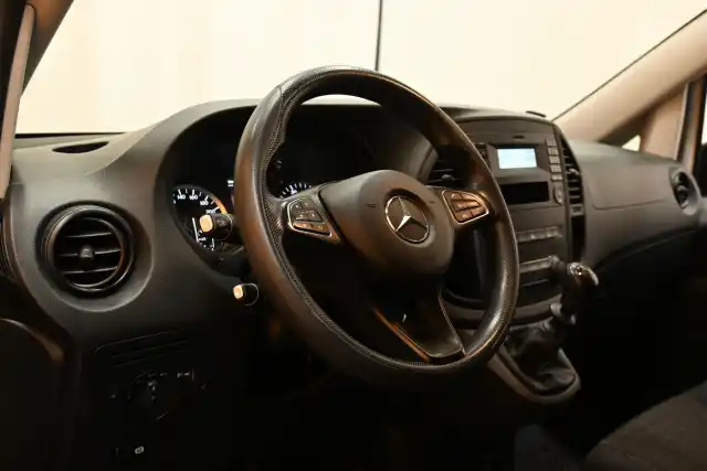Valkoinen Pakettiauto, Mercedes-Benz Vito – YKE-479
