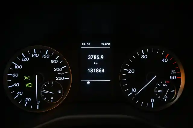 Valkoinen Pakettiauto, Mercedes-Benz Vito – YKE-479