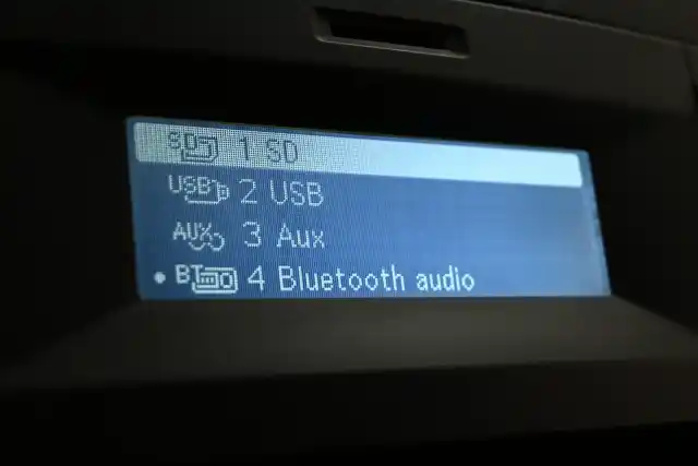 Valkoinen Pakettiauto, Mercedes-Benz Vito – YKE-479