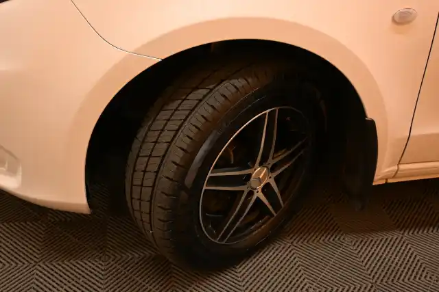 Valkoinen Pakettiauto, Mercedes-Benz Vito – YKE-479
