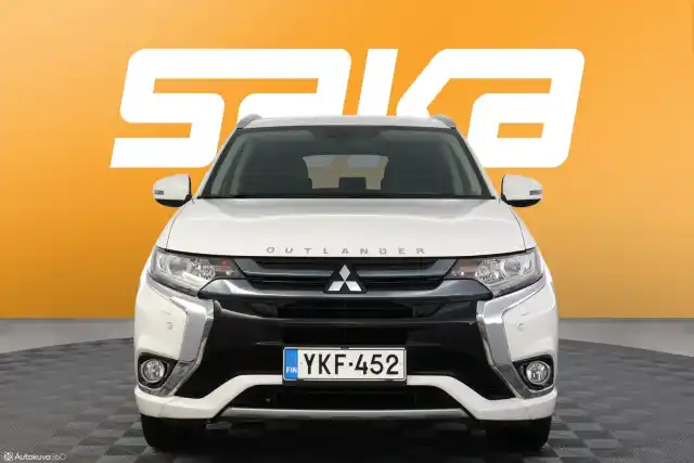 Valkoinen Maastoauto, Mitsubishi Outlander PHEV – YKF-452