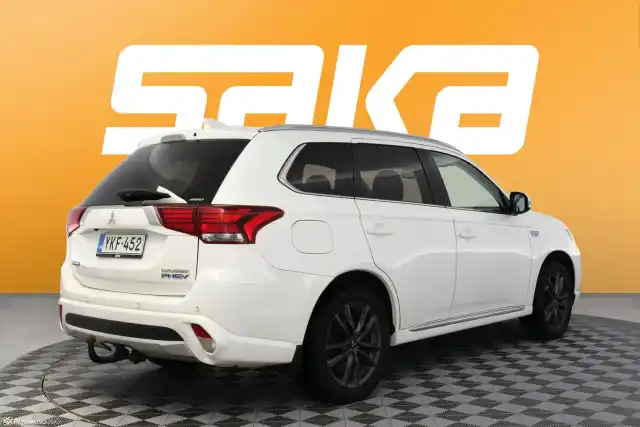 Valkoinen Maastoauto, Mitsubishi Outlander PHEV – YKF-452