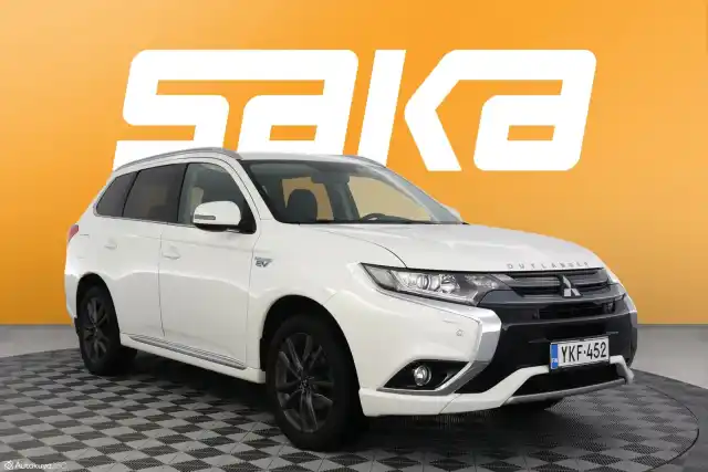 Valkoinen Maastoauto, Mitsubishi Outlander PHEV – YKF-452