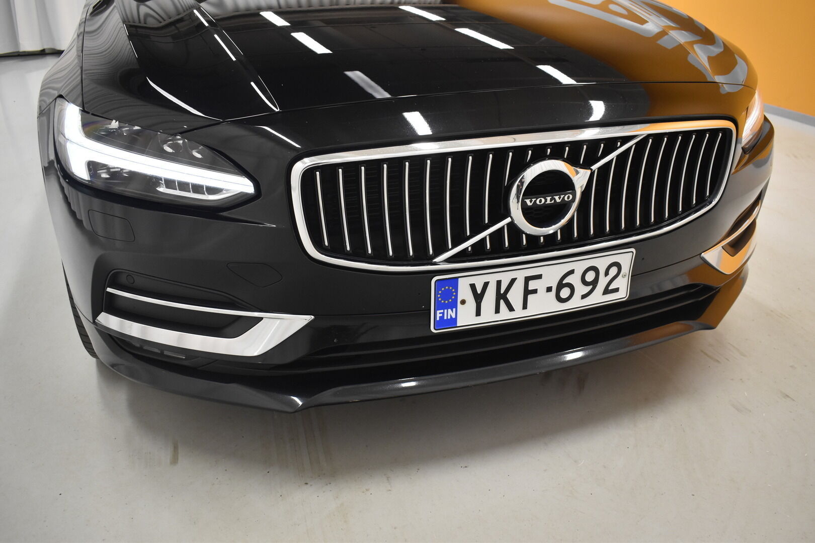 Musta Sedan, Volvo S90 – YKF-692