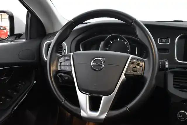 Valkoinen Viistoperä, Volvo V40 – YKG-290