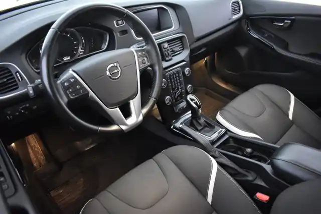 Valkoinen Viistoperä, Volvo V40 – YKG-290