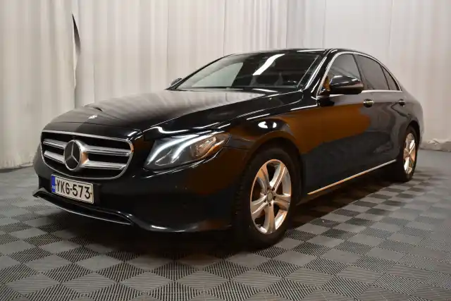 Musta Sedan, Mercedes-Benz E – YKG-573