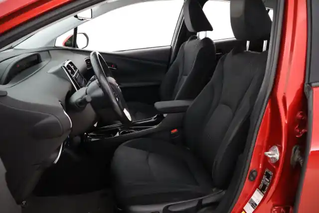 Punainen Viistoperä, Toyota Prius – YKG-798