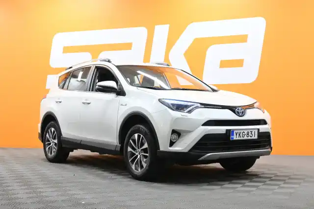 Valkoinen Maastoauto, Toyota RAV4 – YKG-831