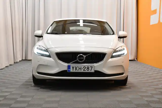 Valkoinen Viistoperä, Volvo V40 – YKH-287