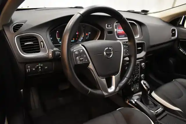 Valkoinen Viistoperä, Volvo V40 – YKH-287