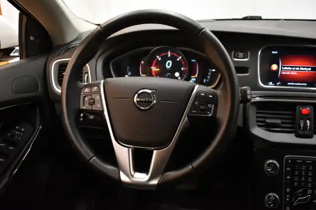 Valkoinen Viistoperä, Volvo V40 – YKH-287