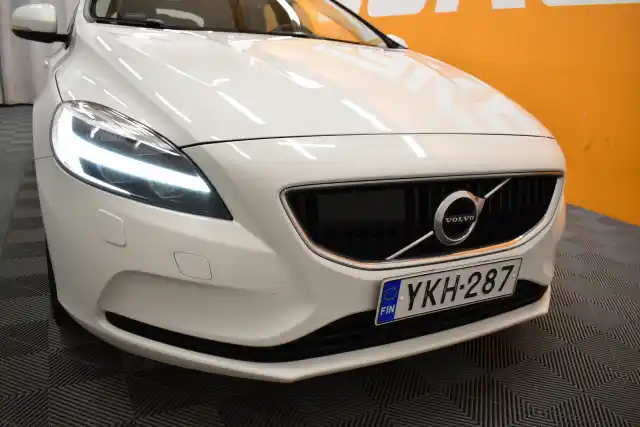 Valkoinen Viistoperä, Volvo V40 – YKH-287