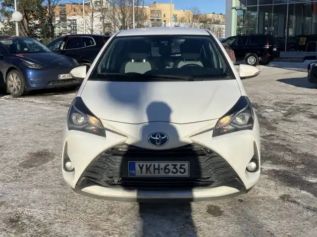 Valkoinen Viistoperä, Toyota Yaris – YKH-635