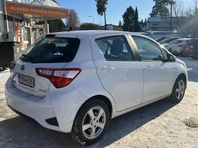 Valkoinen Viistoperä, Toyota Yaris – YKH-635