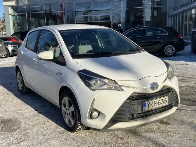 Valkoinen Viistoperä, Toyota Yaris – YKH-635