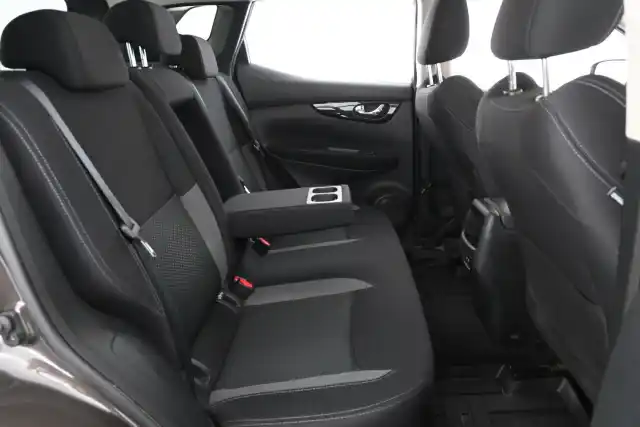 Ruskea Maastoauto, Nissan Qashqai – YKI-832
