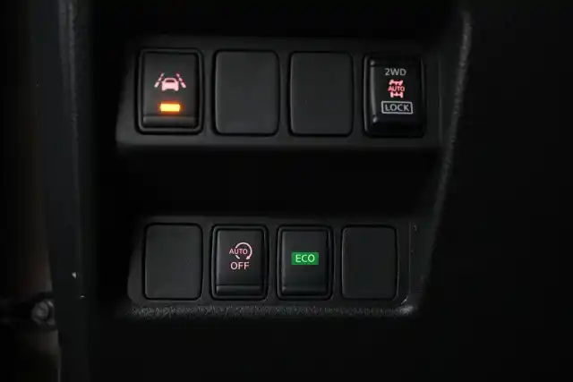 Ruskea Maastoauto, Nissan Qashqai – YKI-832